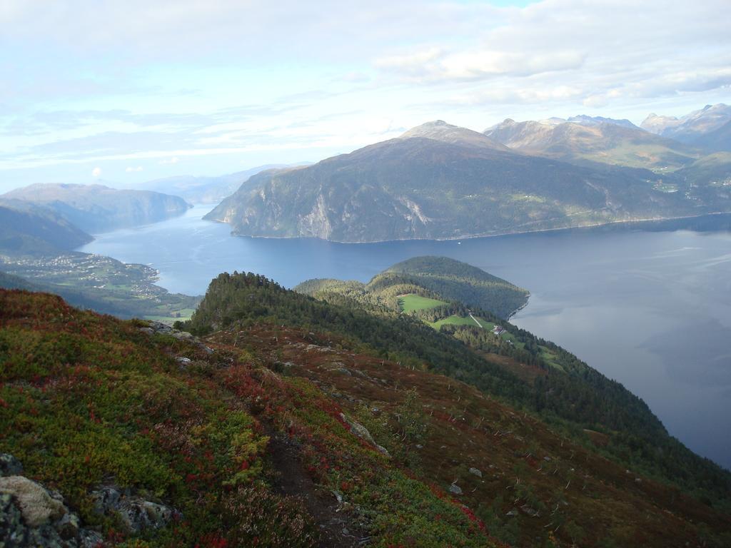 Отель Eidsdal Camping Og Feriehus Экстерьер фото