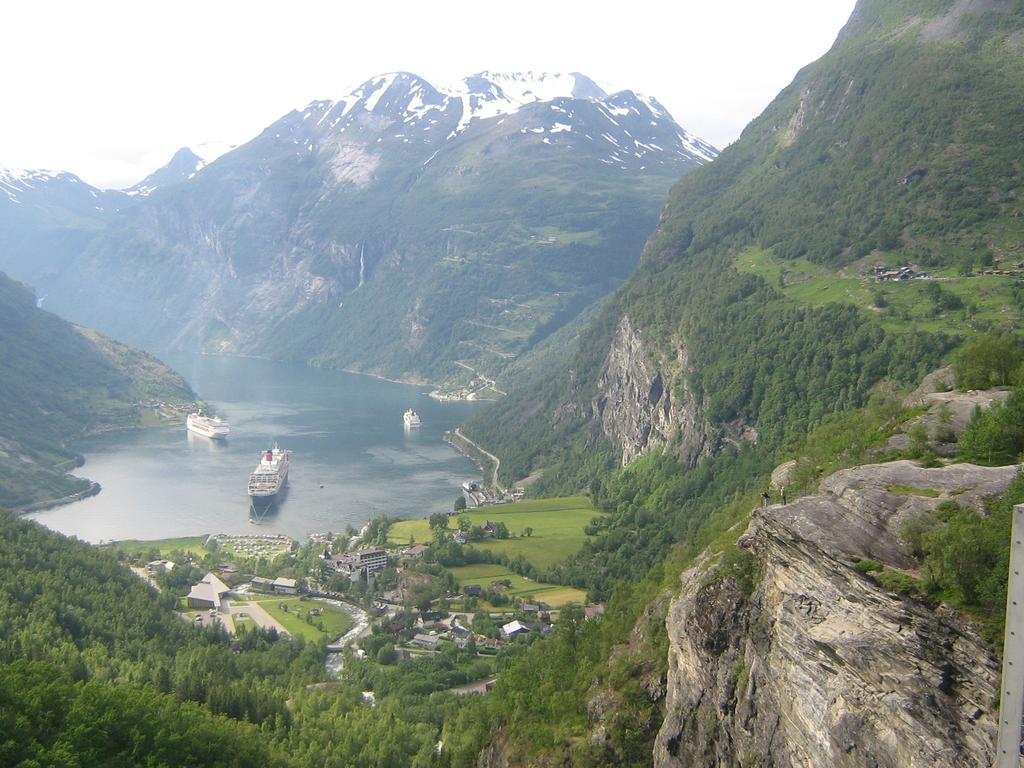 Отель Eidsdal Camping Og Feriehus Экстерьер фото